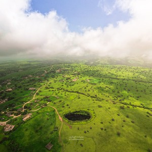 حفرة إذابة شيحيت بسلطنة عُمان.. ومشهد مهيب يكشف تحول الحفرة العجيبة إلى غابة خلال موسم الخريف