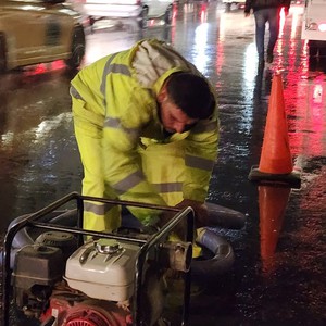 الأمانة توضح سبب ارتفاع منسوب المياه في بعض شوارع عمّان ناتج عن أتربة ومواد بناء أغلقت مناهل