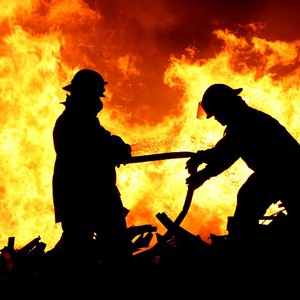 إخماد حريق في مستودع لمصنع كسوة الكعبة بمكة