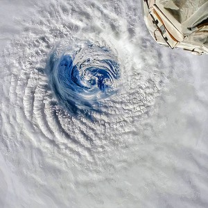 بالفيديو | مشهد مذهل من الفضاء لعين الإعصار "فريدي" يشد رحاله فوق المحيط الهندي ليضرب دول افريقية