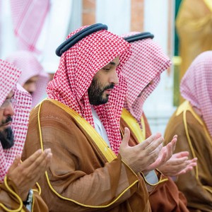 بالفيديو | ولي العهد محمد بن سلمان يصلي في المسجد النبوي والروضة الشريفة