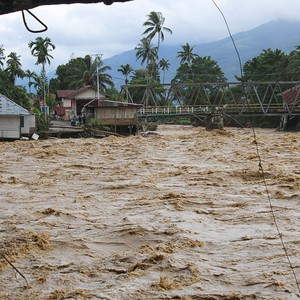 اندونيسيا | ارتفاع ضحايا الفيضانات والانهيارات الأرضية في سومطرة إلى 604 وإجلاء 570 ألف شخص