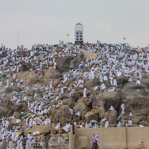 بمشهد مهيب حجاج بيت الله الحرام يصعدون جبل الرحمة رغم قسوة الطقس وحرارة الأجواء