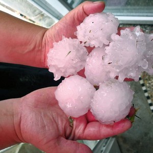 كارثة طبيعية تضرب فرنسا أكثر من 39 ألف ومضة برق تضرب البلاد في  ليلة واحدة والفيضانات تودي بحياة شخصين