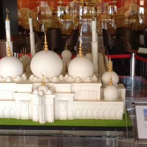 مسجد الشيخ زايد لوحة فنية من الشوكولاتة البيضاء