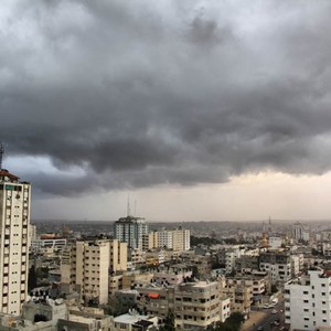انخفاض على الحرارة نهار الخميس وطقس مُغبر مع هطول زخات رعدية من المطر على فترات
