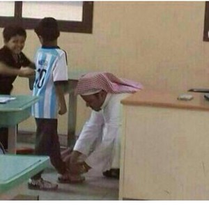 شاهد صورة المُعلِم التي أخفتها صفحات مواقع التواصل الإجتماعي 