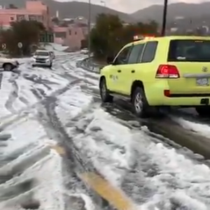 بالفيديو | سيارات عالقة بعد تساقط  كثيف للبرد على مركز طبب شمال غرب أبها
