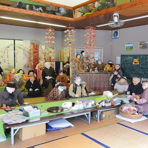 قرية الدمى في اليابان : يعيش فيها 30 إنسان وأكثر من 400 دمية