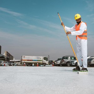 رسمياً | البدء في تنفيذ مشروع تبريد الأسطح الإسفلتية للطرق في المشاعر المقدسة لخفض حرارتها من 15 إلى 20 درجة