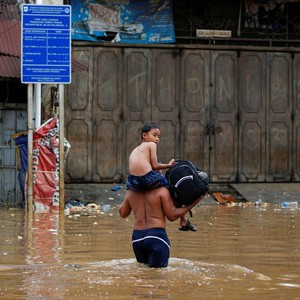 اندونيسيا.. ارتفاع عدد الوفيات  إلى 21  بسبب السيول 