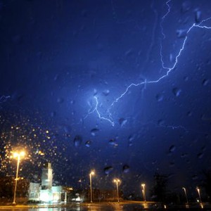 ليلة الخميس/ الجمعة: تكاثر تدريجي للسحب مع احتمال تساقط زخات محلية ورعدية من الأمطار