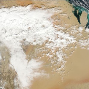 ناسا ترصد سحابة ضخمة بمساحة مئات الآف الكيلومترات المربعة فوق السعودية 