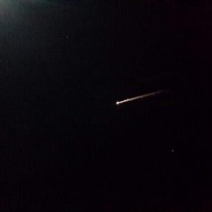 بالصور و الفيديو : جسم غريب يضيء سماء غرب السعودية 