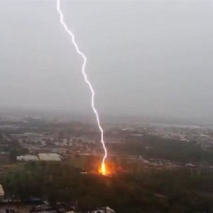 صاعقة برق تضرب حارس أمن بأندونيسا في مشهد يحبس الأنفاس لكنه ينجو بأعجوبة..فيديو