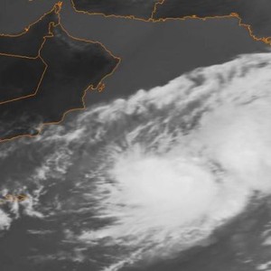 العاصفة نيلوفار تزداد قوّةً وتهدد السواحل الجنوبية لسلطنة عمان يومي الثلاثاء والأربعاء
