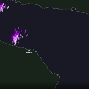 سلطنة عُمان - تحديث 08:00 صباحاً : تطور سحب رعدية قُبالة السواحل المُطلة على بحر عُمان تندفع نحو العاصمة مسقط الساعات القادمة