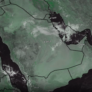 السعودية | بشكل نادر ورغم انتصاف الظهيرة .. موجة من الضباب لاتزال تؤثر على بعض مناطق المملكة