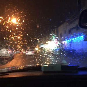 هطول أمطار على بعض أحياء الرياض مع رياح هابطة مثيرة للغبار