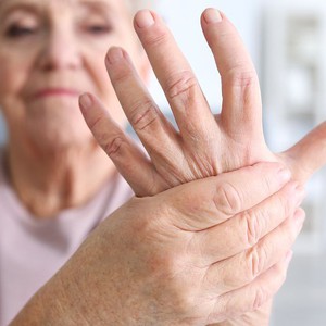 ألم المفاصل لفترات طويلة أبرز أعراض الروماتيزم 