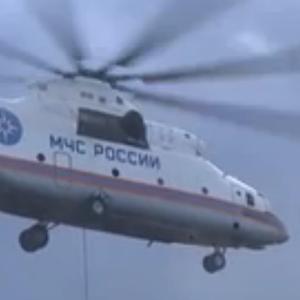 شاهد بالفيديو : إنقاذ مُذهل بالمروحية لدُببة عالقة في فيضانات روسيا