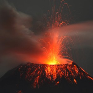 ثوران بركان في آيسلندا وإطلاق أقصى أنواع التحذير لحركة الطيران