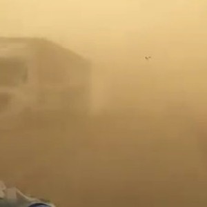 الأردن | تنبيه من غبار كثيف وشبه انعدام في مدى الرؤية على أجزاء من الطريق الصحراوي