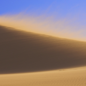 أتربة مثارة على المناطق الداخلية للدولة نهار السبت