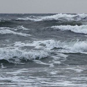 الأمواج منعت البواخر من الوصول إلى ميناء العقبة