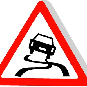 لماذا يتم التحذير من خطر الإنزلاق على الطرقات عند بداية هطول الأمطار؟