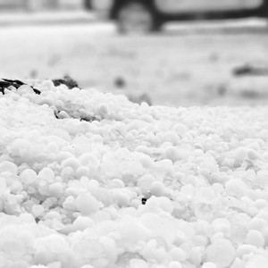 اليمن | عاصفة أثارت العجب وأجرت سيولاً من بَرَد في وسط الصيف في العاصمة صنعاء!