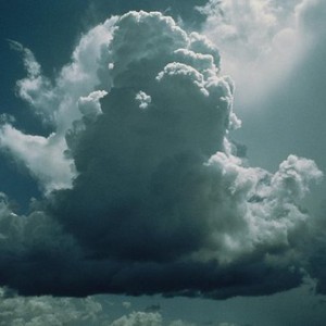 سُحُب ركامية مُحتملة بالأجزاء الخارجية من دبي والشارقة وأبوظبي وتحذير من الغبار والأتربة