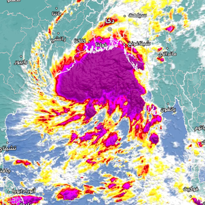 منخفض مداري عميق فوق مياه خليج البنغال وتوقعات بتطوره خلال الساعات القادمة وهذا المسار المرجح