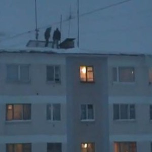 شاهد بالفيديو - مجنون روسي يقفز من ارتفاع 5 طوابق على الثلوج