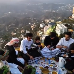 بالفيديو | مشهد يخطف الأنظار لإفطار رمضاني على حافة جبال فيفاء بالسعودية
