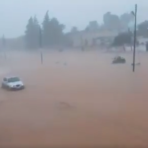 بالفيديو  - ليبيا | مشاهد كارثية .. العاصفة دانيال تضرب بقوة وفيضانات غير مسبوقة تجتاح بنغازي والمرج وتحذيرات من خطورة الوضع