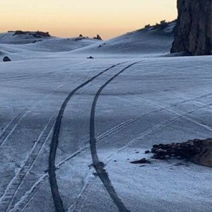 السعودية | مشهد يوثق الصقيع الواسع الذي ضرب مرتفعات العيص بالمدينة المنورة صباح الجمعة