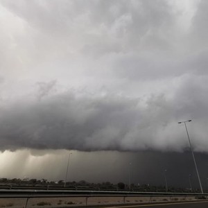 بالفيديو | سحب رعدية وأمطار غزيرة مترافقة بالرياح الهابطة على أجزاء من سلطنة عُمان الان