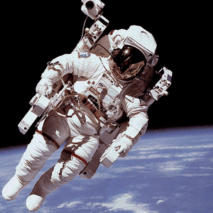 ماذا تعرف عن مكونات ووظائف بدلة رائد الفضاء؟