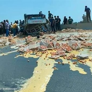 بالصور | إنقلاب سيارة محملة بالبيض في مصر وحرارة الشارع تحول البيض إلى أومليت خلال دقائق! 