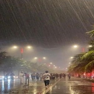 جدة - 6:40 ليلاً | أمطار رعدية متوقعة بعد قليل قد تُسبق بالغبار والرياح الهابطة