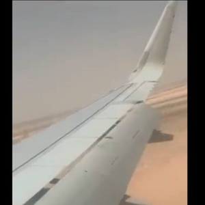 بالفيديو | "يارب من أجل هذا الرضيع" .. لحظات صعبة لركاب داخل طائرة تواجه صعوبات في الهبوط بالقريات