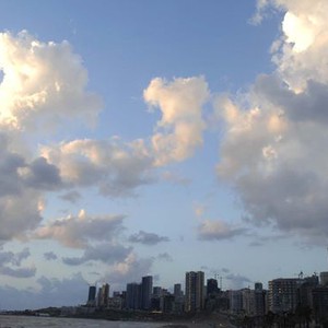 طقس ربيعي يوم الجمعة مع استمرار فرص زخات المطر المحلية نهاراً