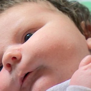 بالصور: 20 طبيباً و16 ساعة لولادة أضخم طفل في العالم