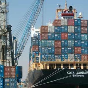 إغلاق موانئ السويس الثلاثة بسبب الأحوال الجوية