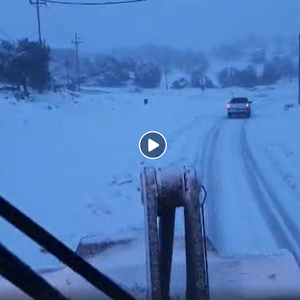 بث مباشر من داخل آليات فتح الطرق ما بين عجلون و إربد التي تشهد ثلوج كثيفة متراكمة