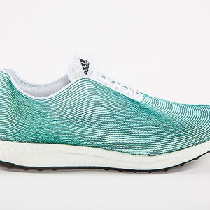 بالصور: شركة أديداس تقدم حذاء من قمامة المحيط