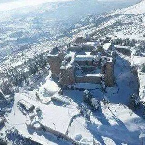 بالصور: صور من الطائرة ...الأمن يوزع مساعدات من الجو على الأماكن المطمورة بالثلوج