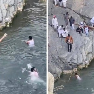 شاب يمسك ثعبان كبير أثناء السباحة في مياه أحد الأودية في الباحة