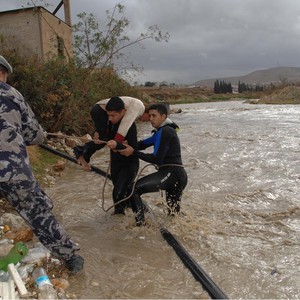 Rain closes roads in the city of East blue ... and bulldozed vehicles between Safawi and Mafraq
